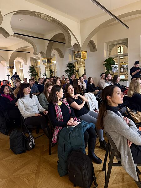 Posluchači na společné diskuzi v Rock Point Havlíčkova s Františkem Knoblochem a Miloslavem Šindelářem