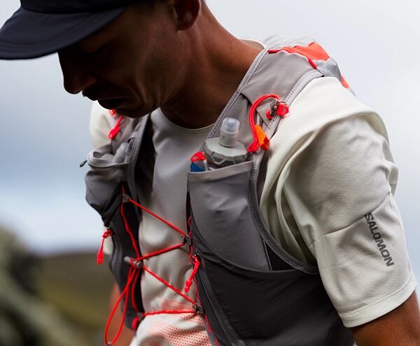 Na běh v terénu se hodí běžecká vesta pro uložený nejnutnějších věcí - pití, výživu, nepromokavou bundu i doklady a další
