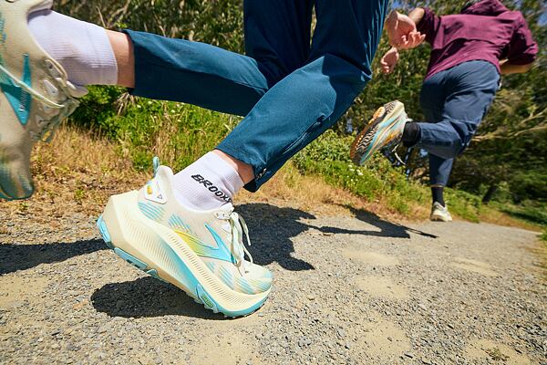 Barevné provedení dámské varianty gravelových běžeckých bot Brooks Ghost Trail - sand/star white/golden hour