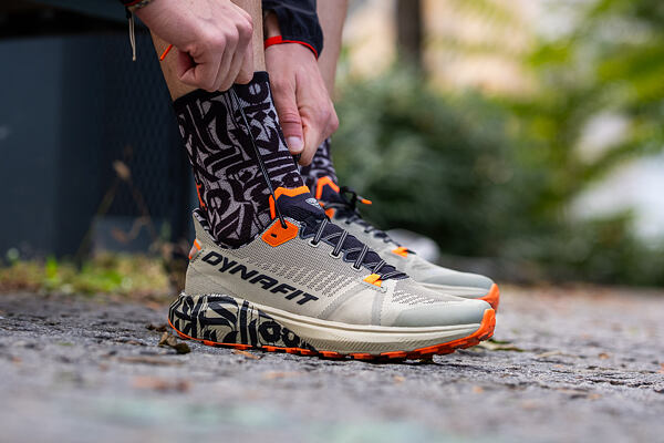 Gravelové běžecké boty Dynafit Trail Graphic doplňují ponožky z kolekce Trail