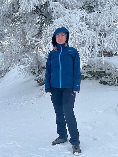 Pohled na kapuci membránové bundy Ternua Kulnura